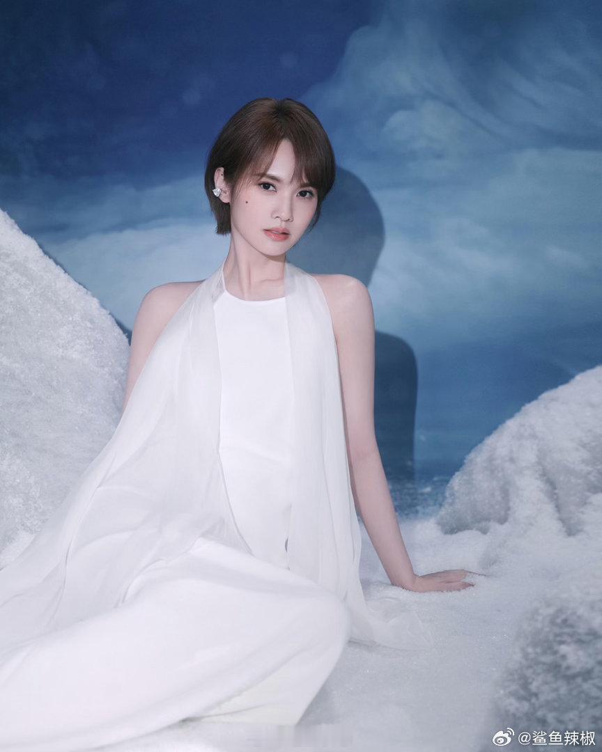 杨丞琳冰雪大片，白裙配钻石耳饰太仙了 
