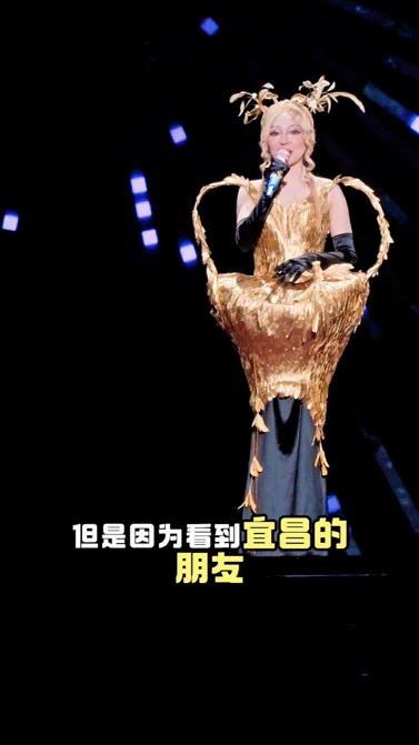 张韶涵的金鹰女神礼服还会比心张韶涵穿成金鹰女神唱篇章 从耳朵到眼睛都被她温柔击穿