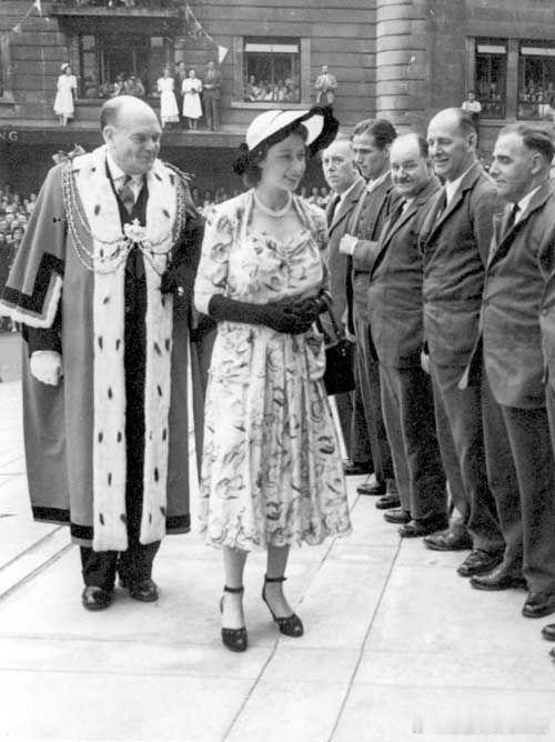 老照片 借英国已故女王伊丽莎白二世诞辰100周年之际，分享一些年轻时候的伊丽莎白