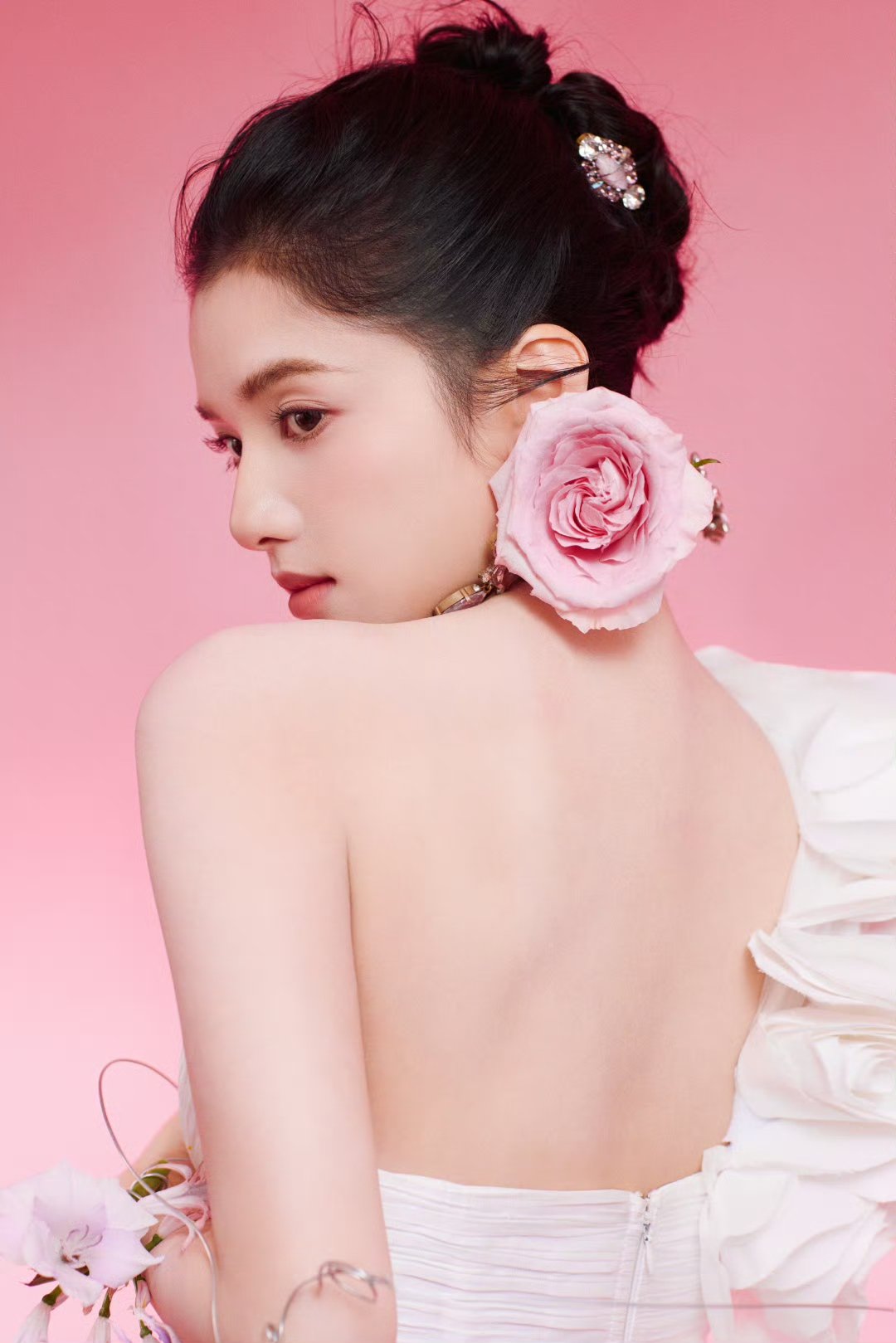 张婧仪白玫瑰张婧仪粉玫瑰张婧仪白色单肩裙好美啊 ​​​