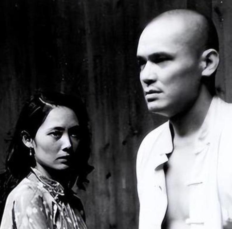 1965年，桑植县三个村民上山砍柴，看见一对男女坐在岩石上。三人浑身一震，压低声