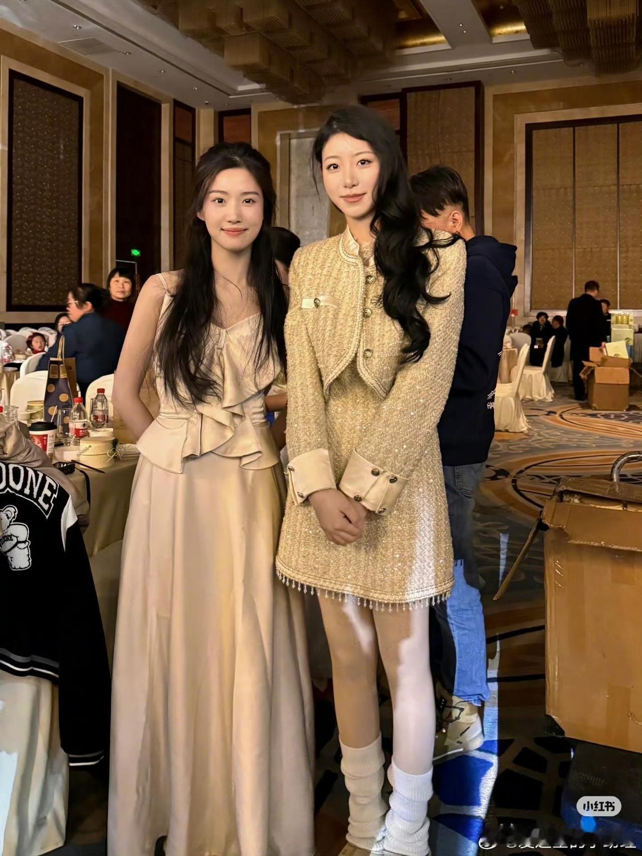 明星最怕的事就是去当伴娘吧
因为一不小心就陷入两难
不信你看卢昱晓，去给朋友当伴