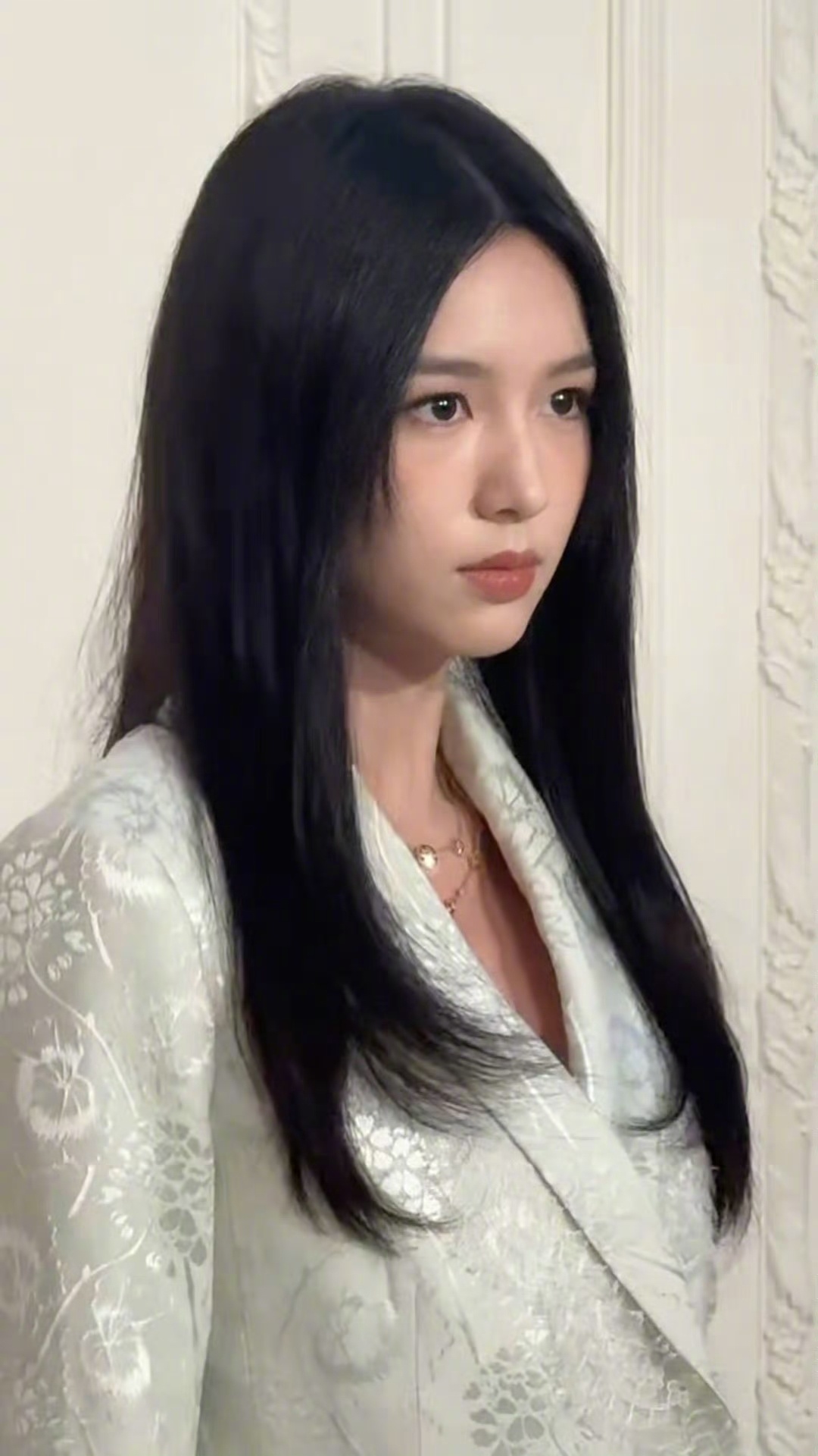 周也高贵优雅的白孔雀也子这套直接封神[送花花]妥妥高贵优雅白孔雀，仪态舒展气场全