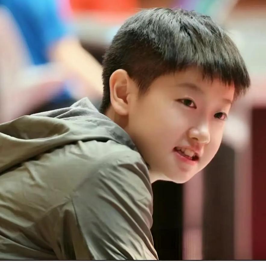 凭什么孙颖莎非得夺冠呢？别人也很拼命，个顶个都挖空了心思研究她。
盯着她的可不只