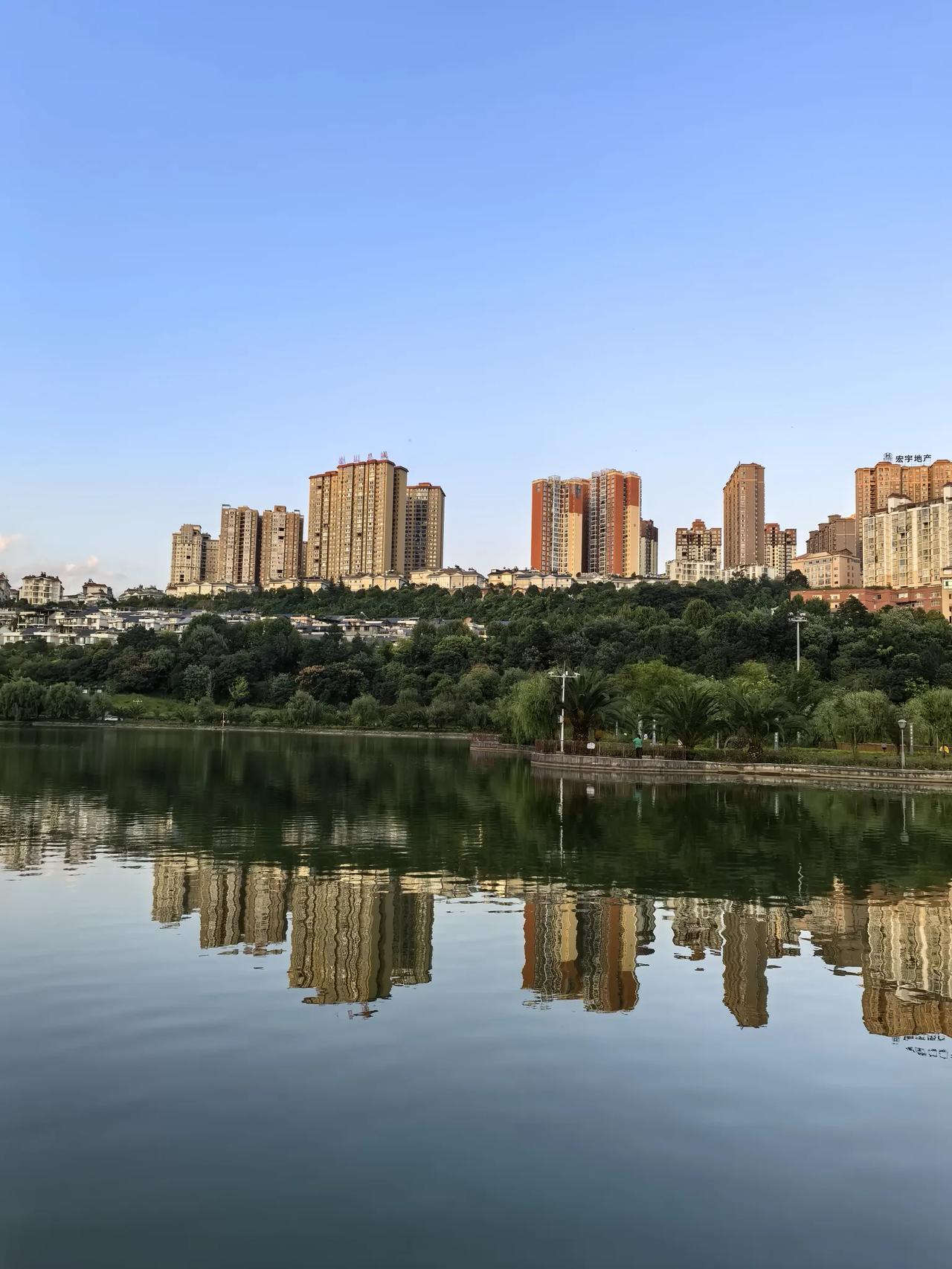 晒图笔记大赛拍拍城市天空盘州市东湖公园傍晚湛蓝的天空与湖水相映成趣，诺大个公园人