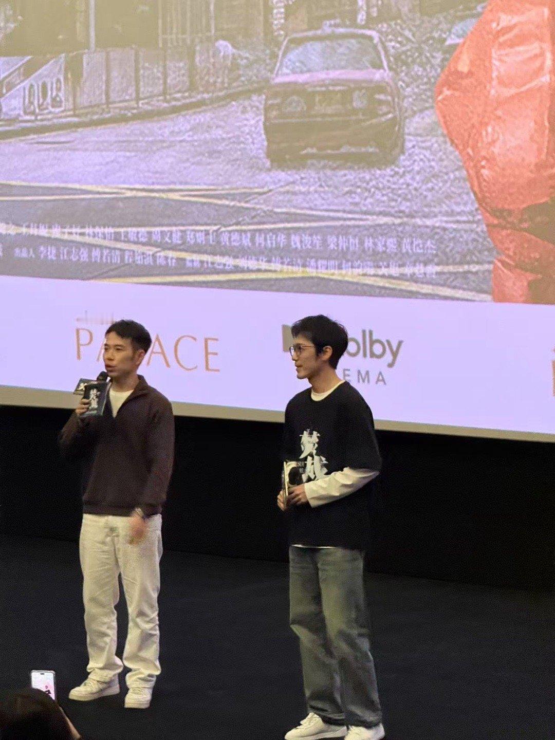 #白宇成都路演收到锦旗# 《焚城》成都路演，白宇收获锦旗，他的呼吁让我们更加关注