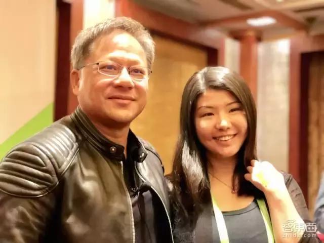貌似黄仁勋偏爱黑皮夹克，很多照片都可以看到他穿着黑皮夹克。他老婆也是他的偏爱，两