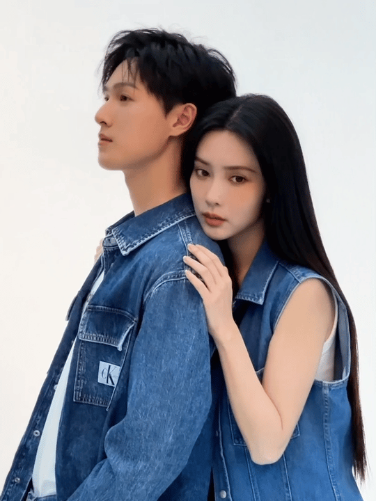 近日，孟子义与李昀锐在颁奖典礼上同框领奖，引发热议。两人多次合作，默契十足。孟子