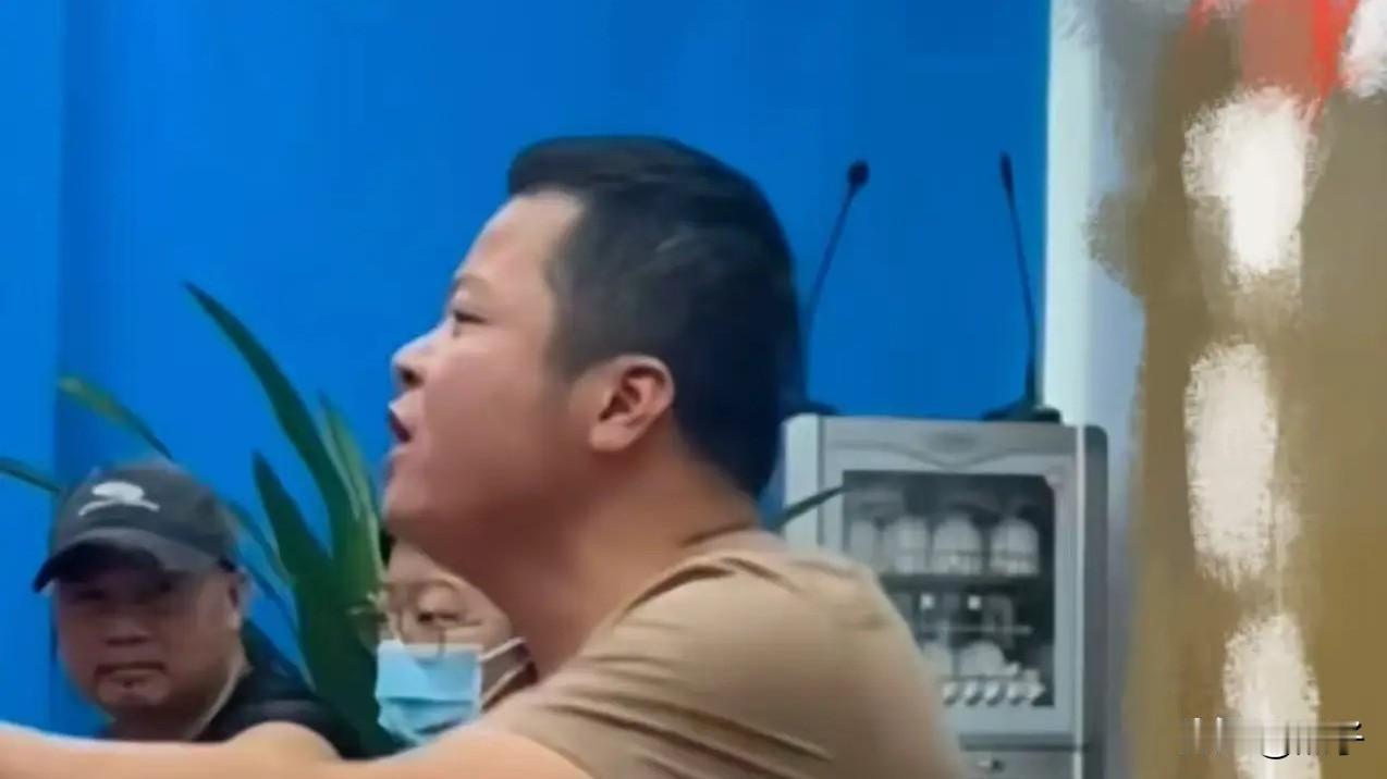 “终于有人站出来了！”男子掷地有声地发出质问：“普通老百姓买机票车票需要实名认证