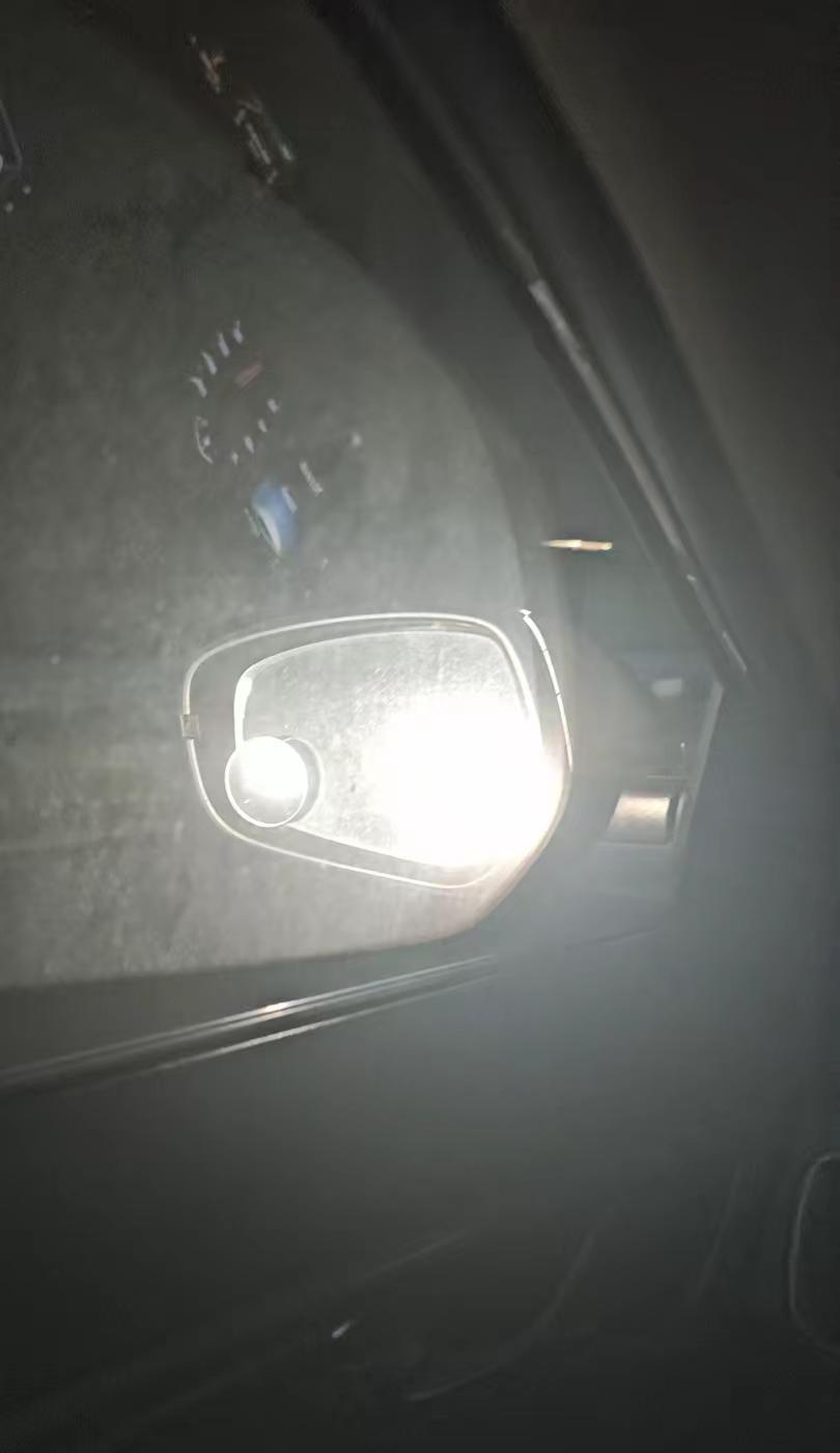 老司机们，遇到这种跟车还一直开远光灯的有什么法子远光灯