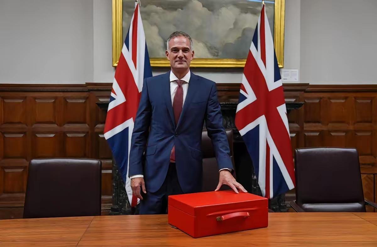 【中英经贸博弈升级：制裁大棒背后的经济牌局】
 
英国商业大臣凯尔带着
