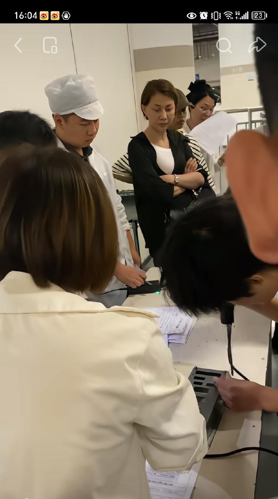 大家发现了没，
现在的工作呀，
实在是真不容易，太不好找了！
我表弟毕业两年了，
