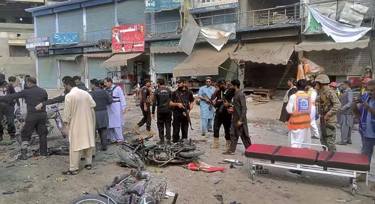 AFP时事11日，巴基斯坦首都伊斯兰堡的地方法院外发生爆炸，造成12人死亡，27