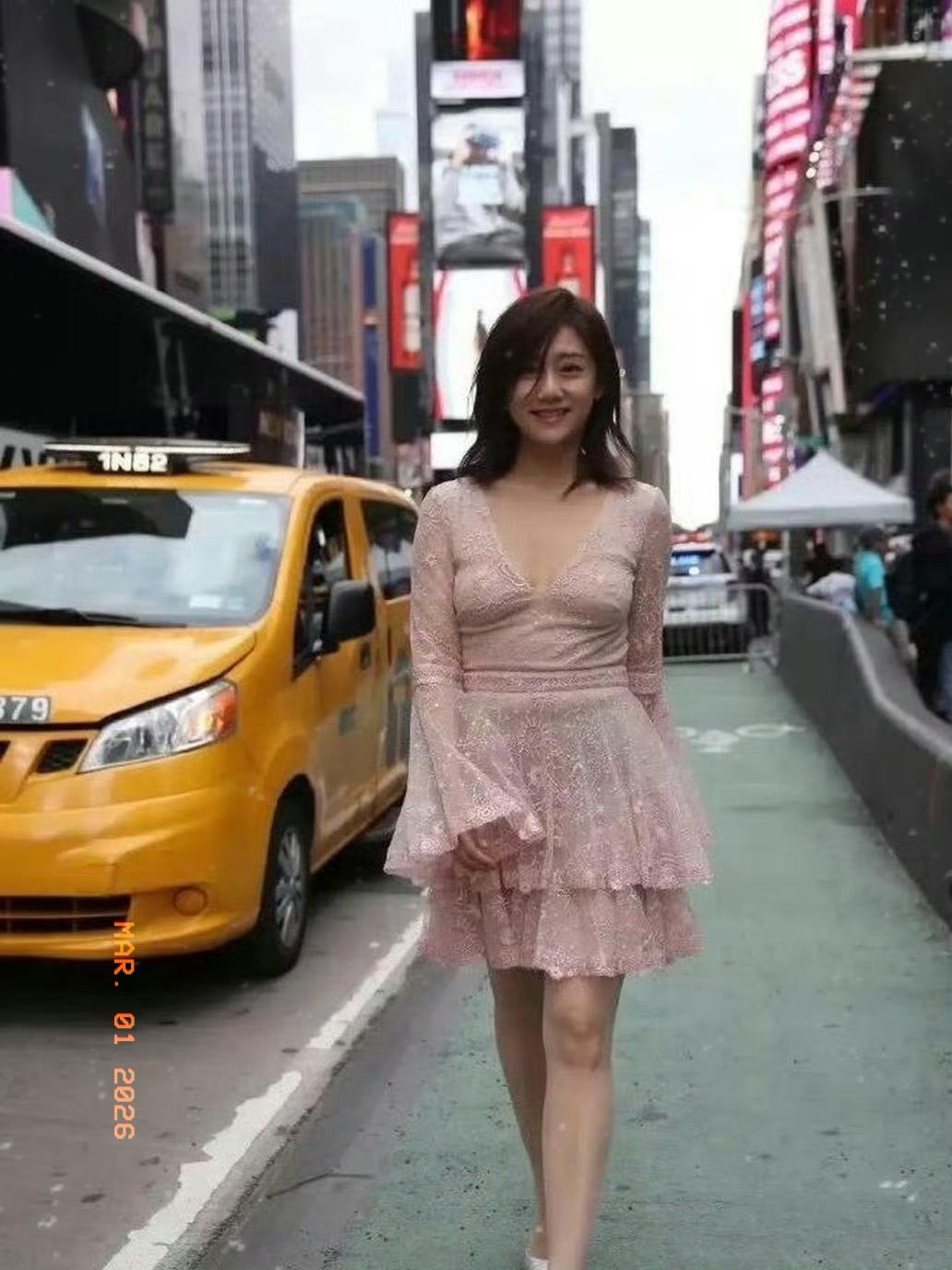 这一身粉色短裙好看是好看，却是同时把刘芸的优点和缺点全都显露了出来。胸型饱满，吸