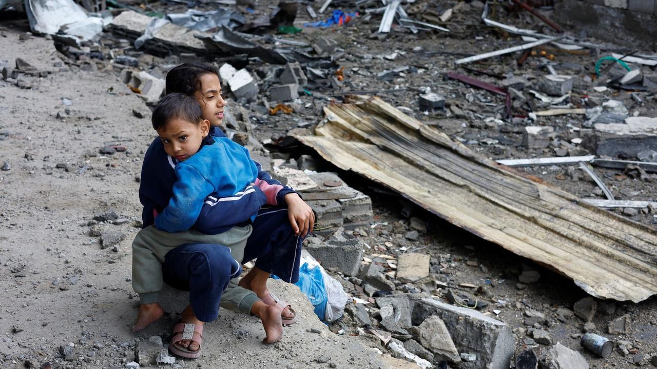 以色列对加沙地带的空袭造成至少13人死亡，官员称