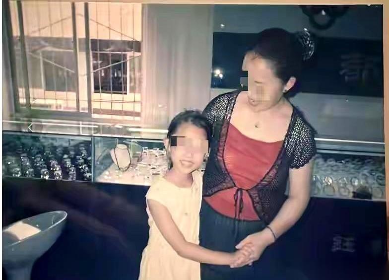 鲁山那对养了外甥女十年的小姨，终于把孩子逼成了仇人。
孩子妈刚走，尸骨未寒，亲生