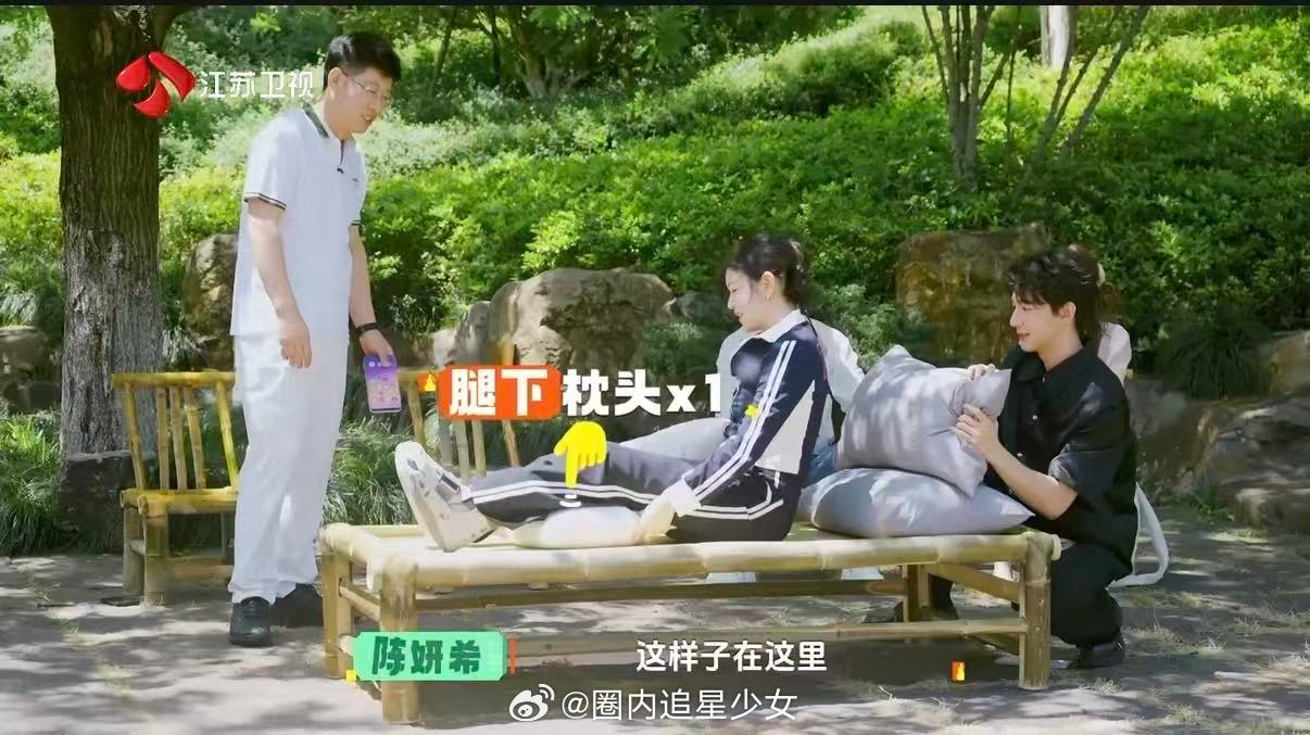 被陈妍希床上玩手机姿势种草了陈妍希床上玩手机姿势居然这样陈妍希分享的四枕头支撑法