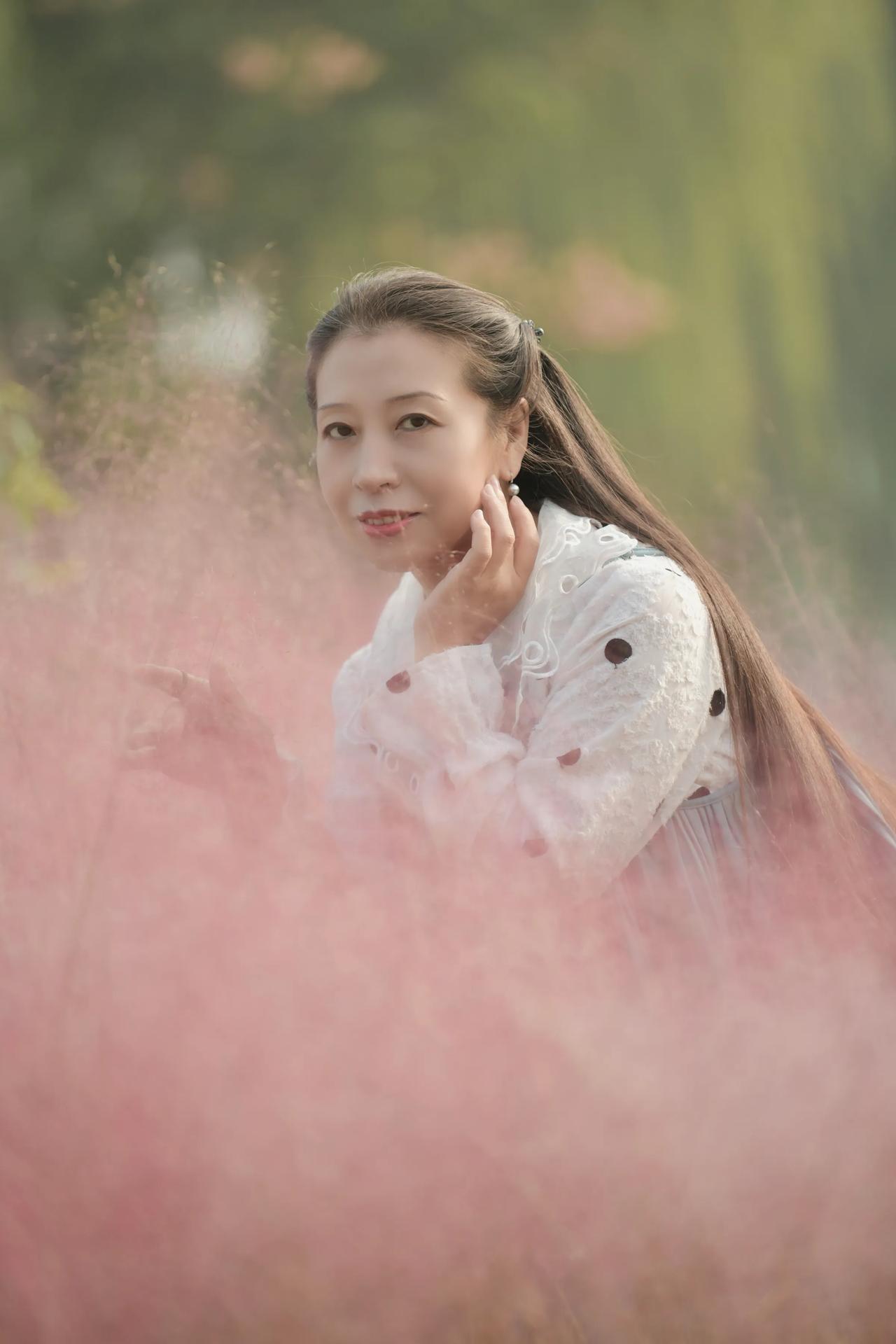 金秋时节，粉黛乱子草，#粉黛子花海拍照# #粉黛乱子草之舞# #粉黛花舞之约# 
