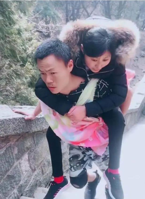 “眼泪止不住了！”山东21岁女孩为爱私奔摔成截瘫，父母让她自生自灭，谁知，刚认识