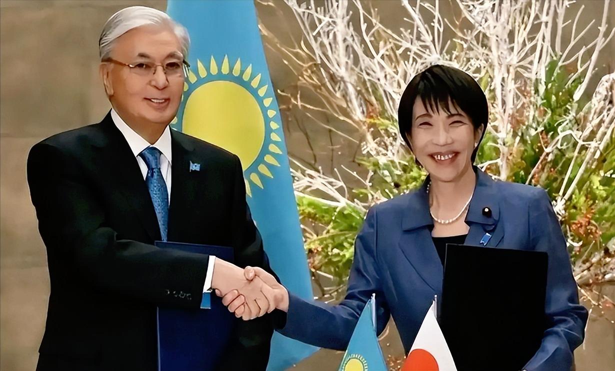 近日国际上有个新鲜事，日本绕开俄罗斯跟中亚五个国家凑一块儿开了场高级别峰会，这可