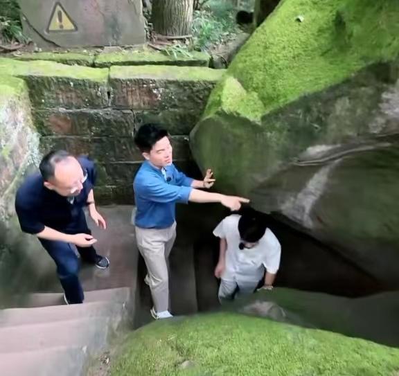 感动！太用心了！今天，董宇辉透露了一个关于户外专场幕后的事情！当时，走到重庆钓鱼