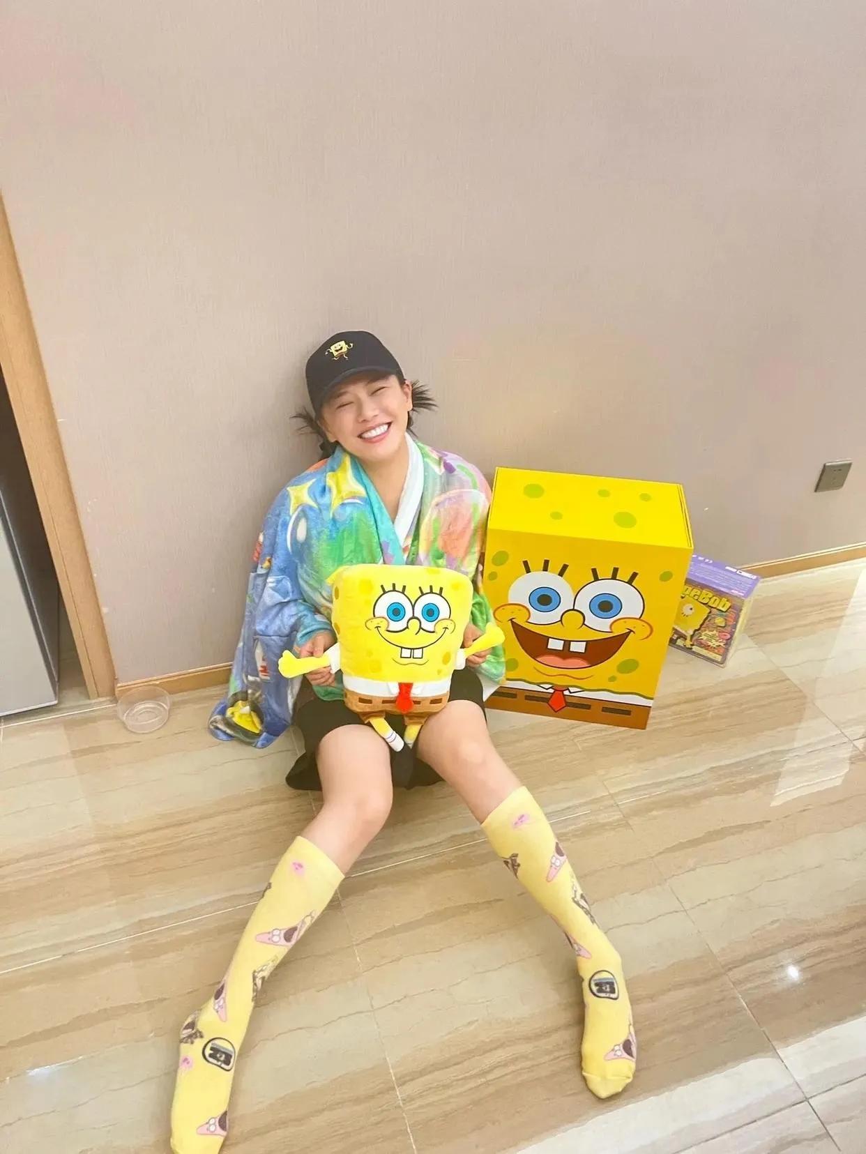 海绵宝宝可爱，可再怎么可爱也没有马思纯可爱。尤其喜欢她那双海绵宝宝的长筒袜，配上