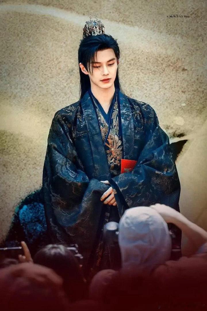 何与原名像言情男主 何与的原名何宜谦，自带一股书卷气。感觉是那种古言里温润如玉的