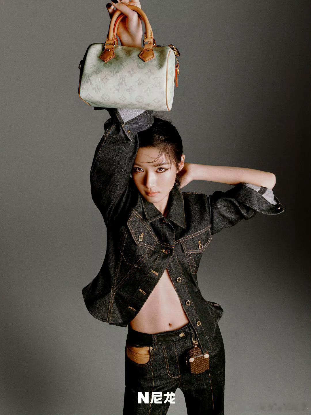 卢昱晓腹肌卢昱晓尼龙杂志照，这个腹肌马甲线太明显了吧，平身肯定没少练，太有成效了