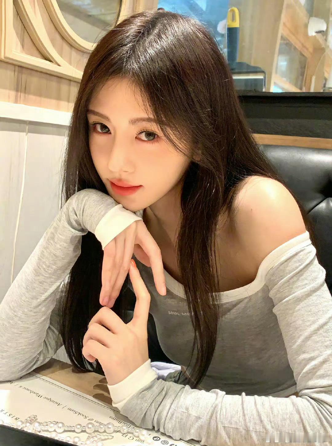 #鞠婧祎露肩纯欲上衣#美美的很安心[哇]#明星大咖汇# ​​​