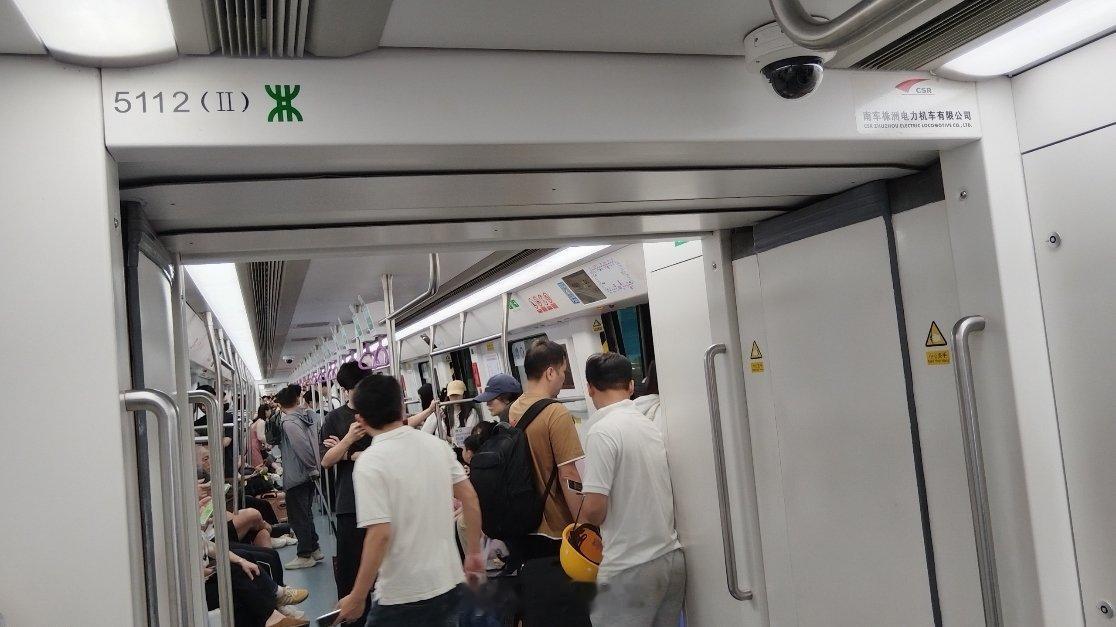 深圳地铁去年亏超371亿元地铁每天都快满人了还亏啊，来来回回好几十趟，这有点说不