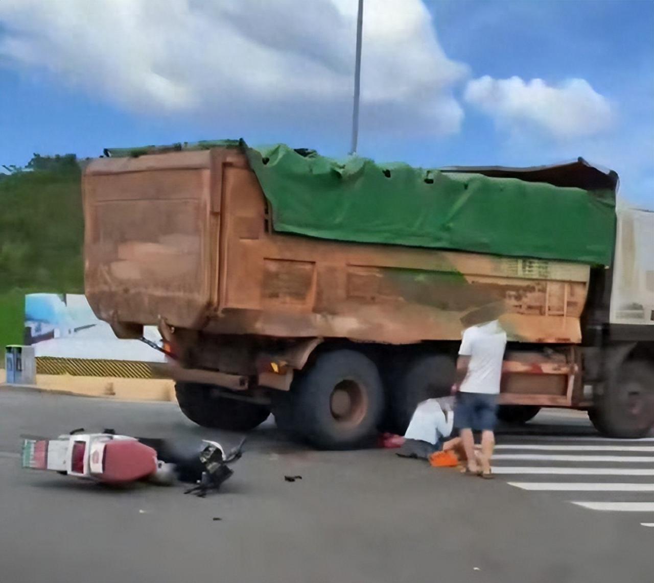 赣州超载大货车右转撞倒电动车，9岁女孩当场丢掉性命。

江西赣州一处没有红绿灯的