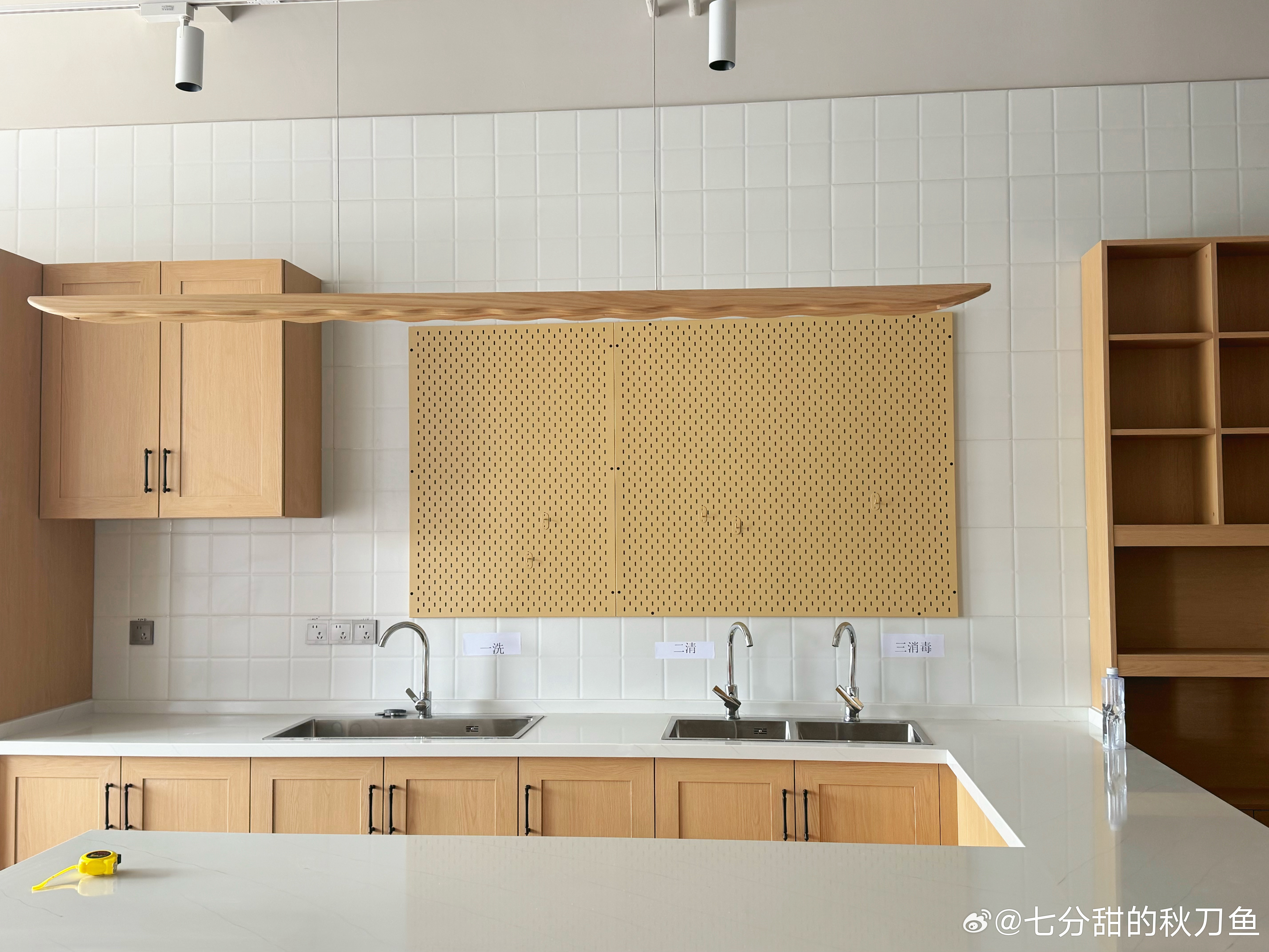 平时拍视频布置的场景我都会弄很久，这下这么大个厨房还有大厅的空间，到底如何布置啊