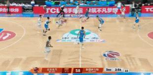 希望伊力福拉提没有大碍…张才仁被吹了一个违体犯规。北京男篮vs新疆男篮