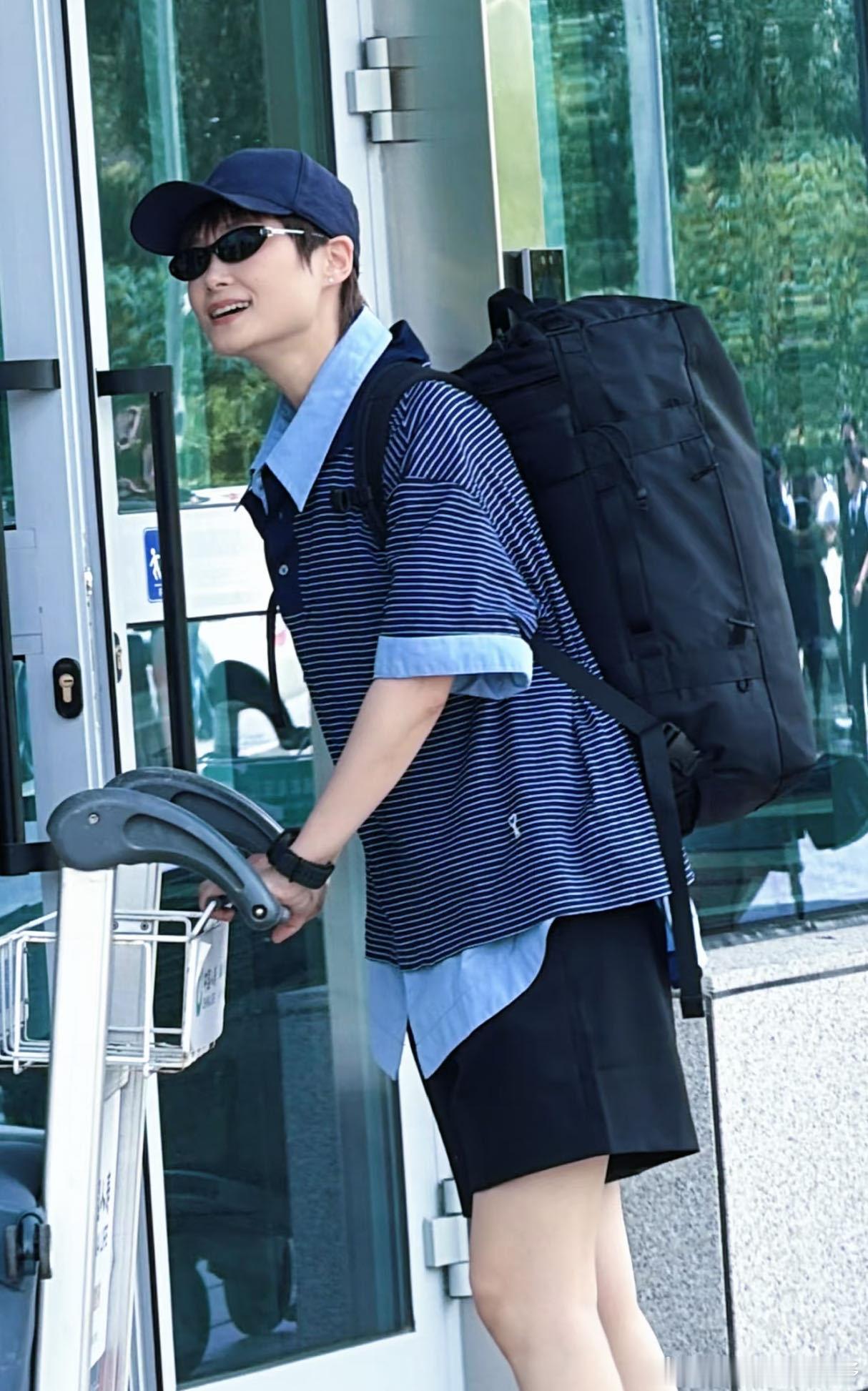 李宇春录个节目把家都搬来了李宇春背着比自己身体还大的背包😂别人录综艺轻装上阵，