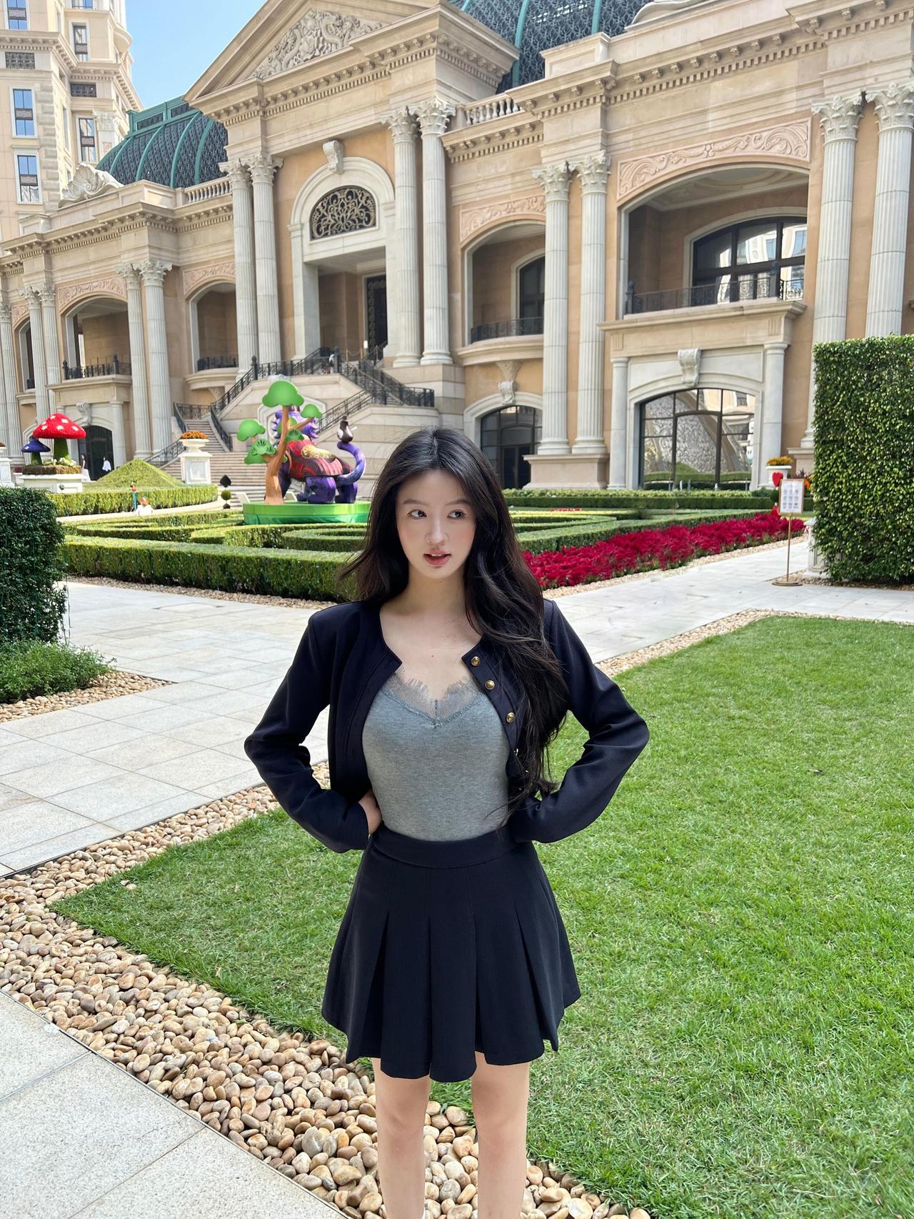 低调内敛的气质，简约高级的穿搭，干净的眉眼，温柔的笑容，不张扬不浮夸，不动声色的