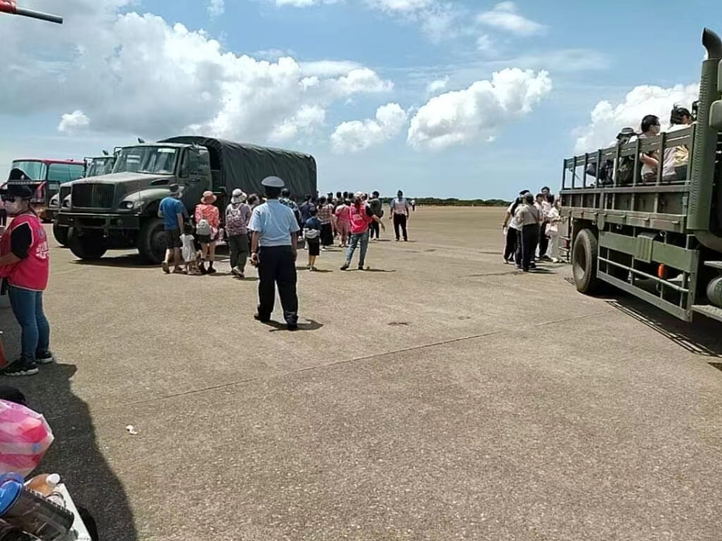台湾地区某军事基地的航空开放活动，这规模，这装备，这观众，这交通工具好寒酸...