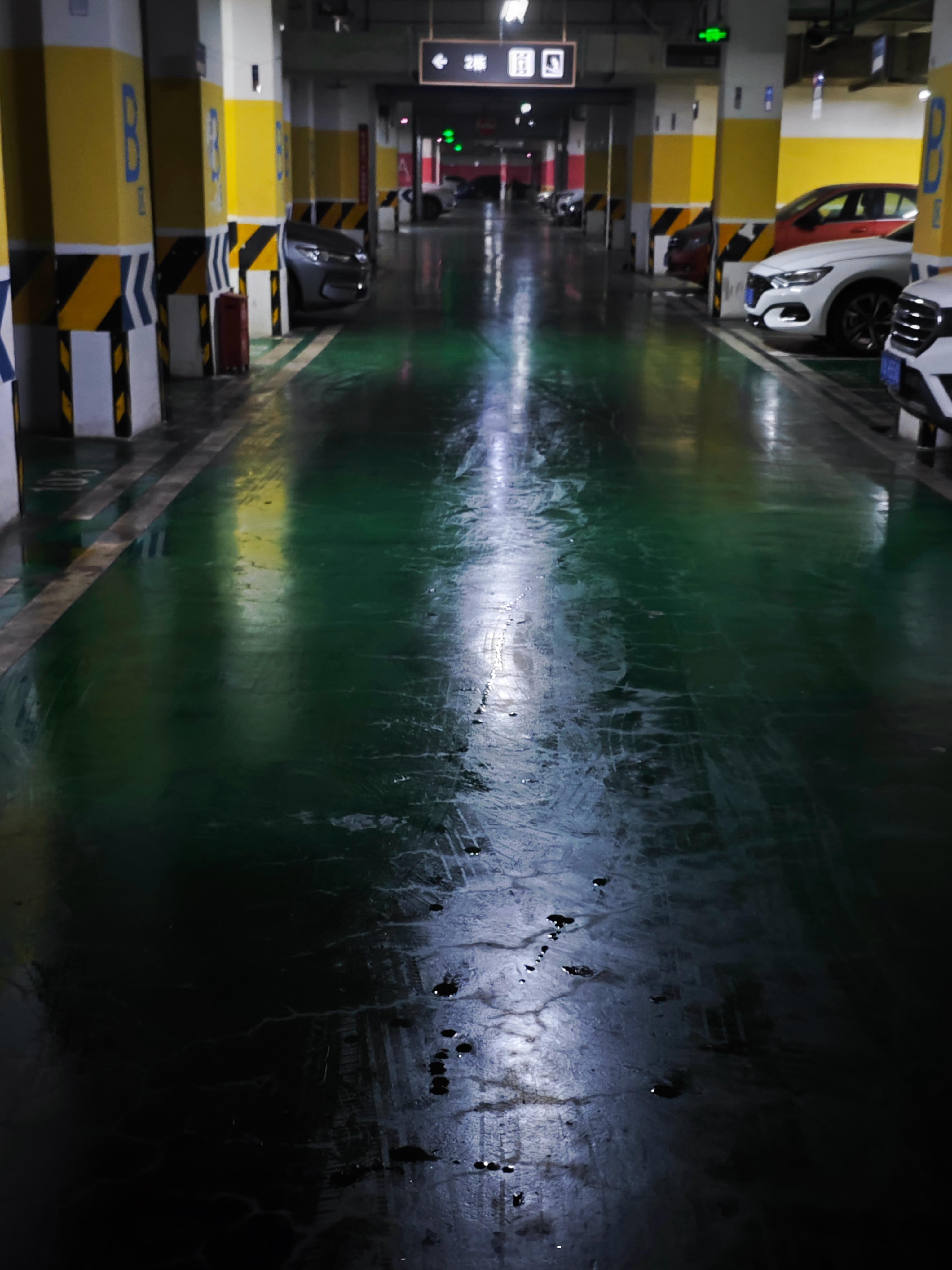 一到下雨天，整个地库都湿漉漉的，太难受了。走路都容易打滑，开车就更别说了，每次转