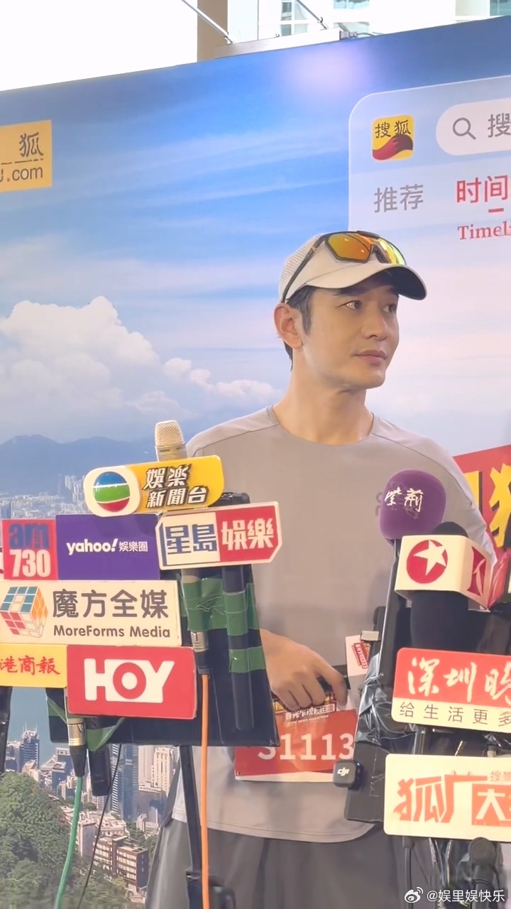 黄晓明还在考博黄晓明想成为家里的第一位博士 为做家里首个博士，今年遗憾未上岸却坚