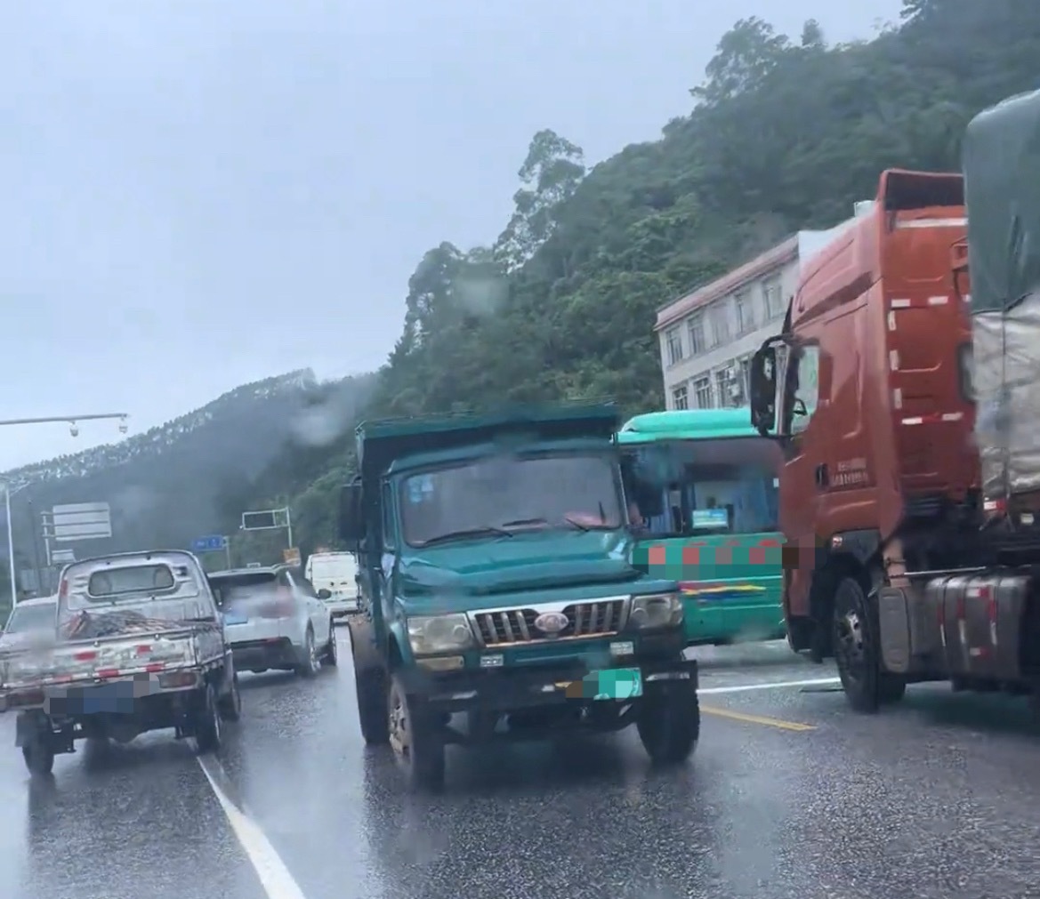 【玉林新某路口疑中巴车和小车碰撞】7月8日，玉林市新某路口疑似一辆中巴车和一辆白
