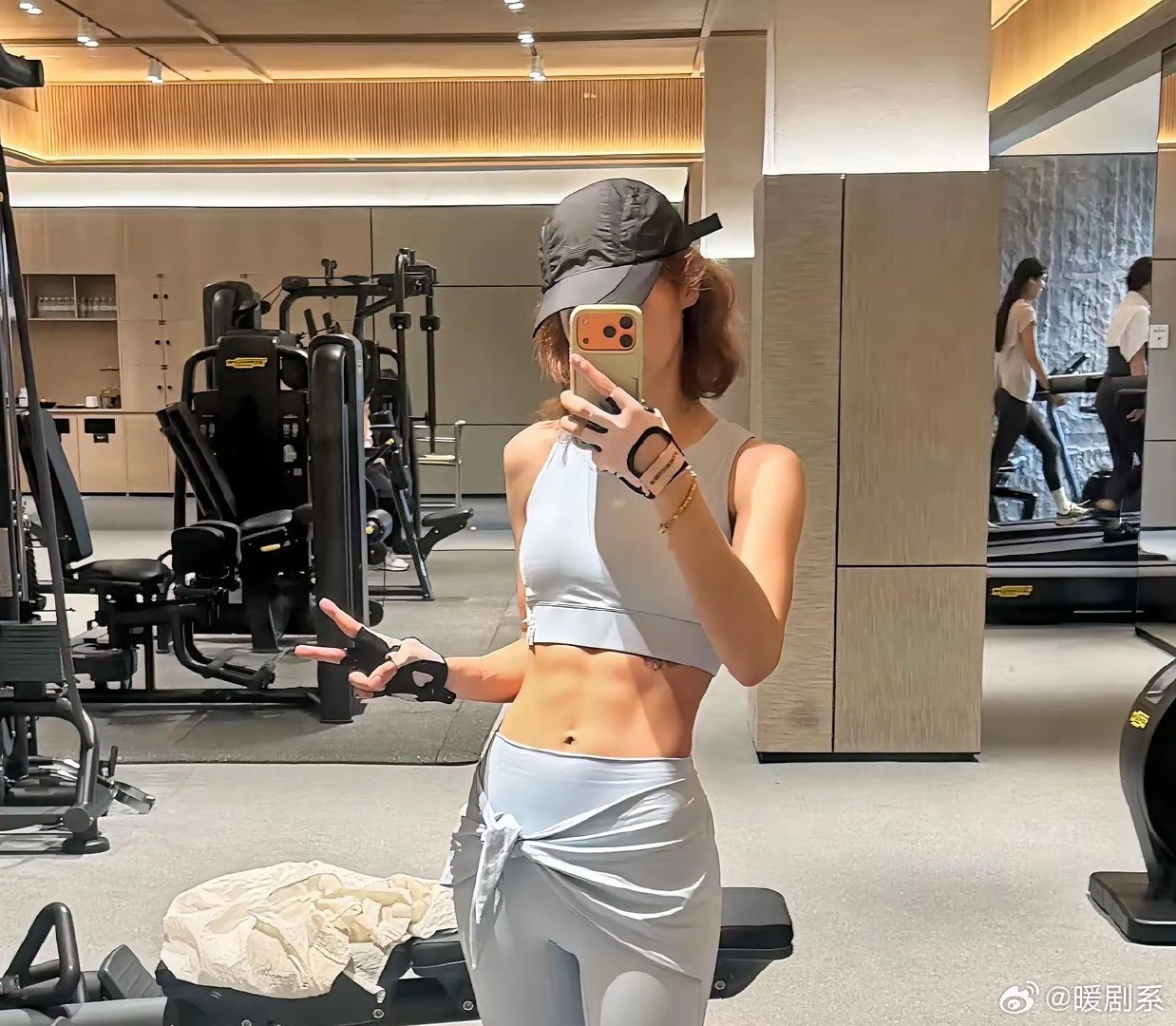 我敢说，内娱自律天花板，金晨把松弛和狠劲玩得明明白白。4月3号，金晨发的这组居家