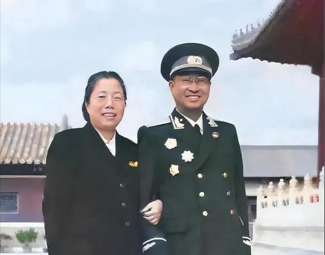 1955年授衔后，陈赓直奔西花厅，只为兑现多年承诺
一张1955年的合影里，陈赓