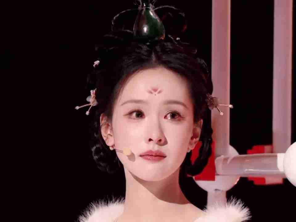 我的今日状态：😁轻松愉快
我这里的天气：☀️晴天

陈都灵这滴“欲落不落的泪”