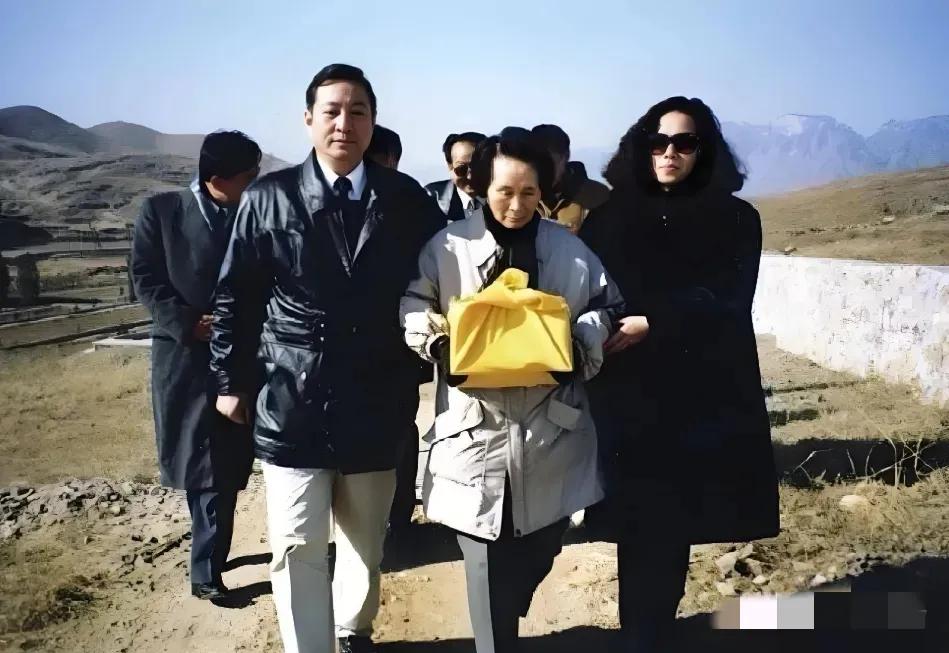 1995年，“末代皇帝”溥仪的妻子李淑贤，执意为溥仪重新迁葬，留下一张罕见的镜头