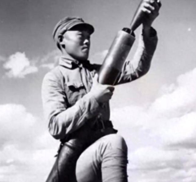 1945年，在山上休息的迫击炮手陈宝柳，忽然发现30多个日军和几个女人，正在不远
