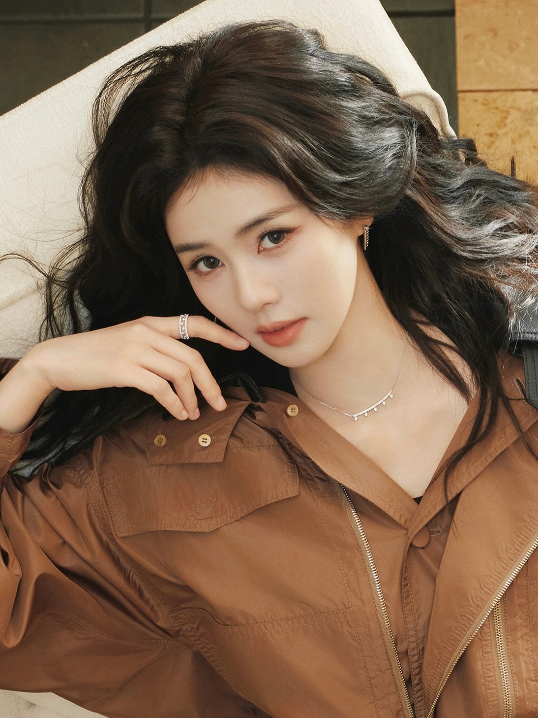 佩戴 Enchanted Lotus 莲花系列、De Beers RVL 系列等