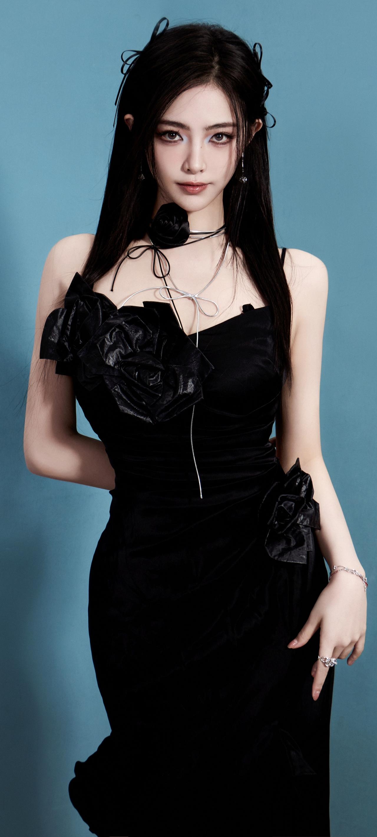 许佳琪，黑玫瑰的诱惑，性感与优雅的完美结合。许佳琪写真 黑玫瑰时尚大片 什么样的