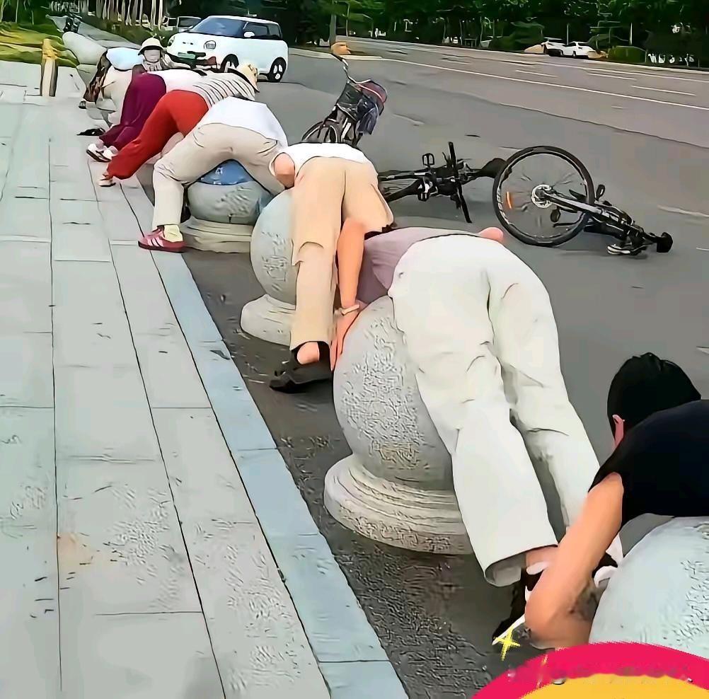 40℃高温街头现奇景！
一群人趴在石墩上，
路人看得直发懵。
室外气温冲四十度，