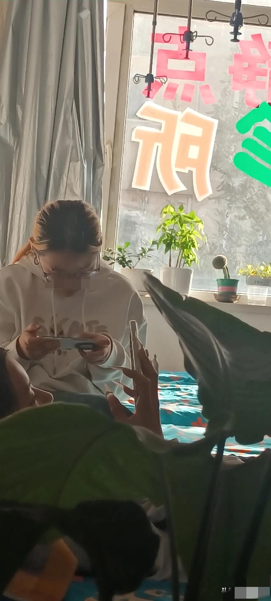 这俩女孩儿彻底废了。

   诊所里17岁姑娘感冒打针，

    手上长美甲晃