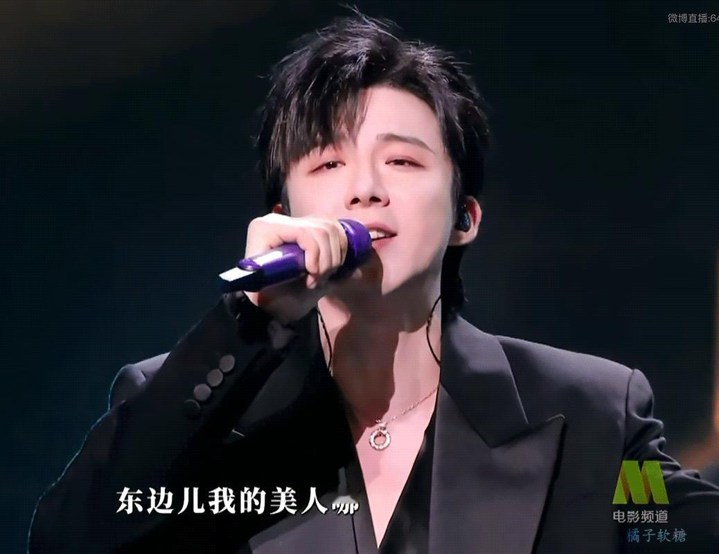 刘宇宁颜值唱功双绝，《爱江山更爱美人》现场真的稳，央视镜头下的真唱全开麦大帅哥[