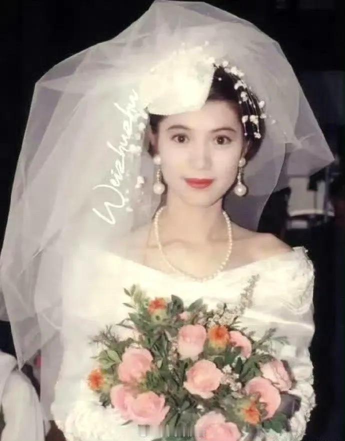 袁咏仪20年前的婚纱照，放到现在看也依旧美得让人心动 ​​​